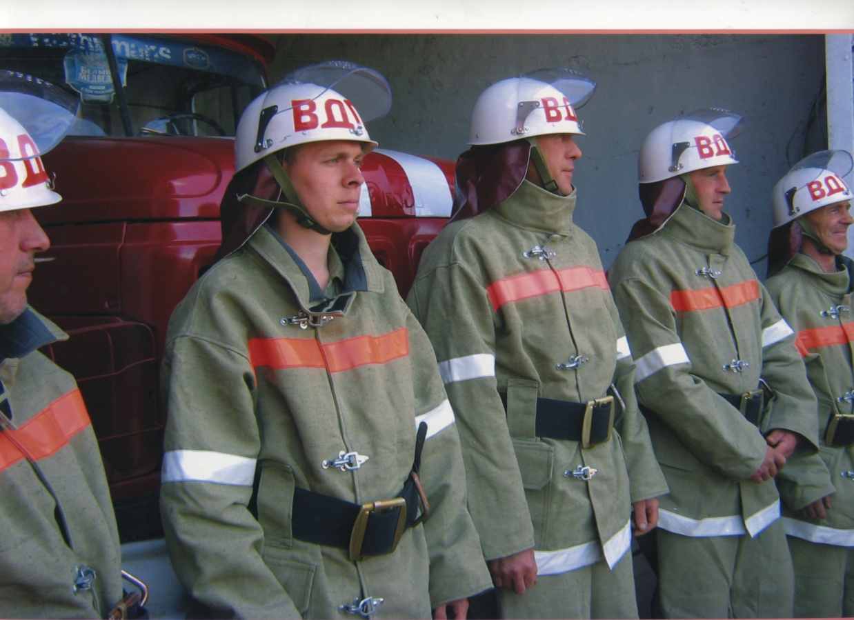Команда пожарной службы. Добровольцы ВДПО. Пожарный Доброволец. Волонтер пожарник. Пожарная команда.