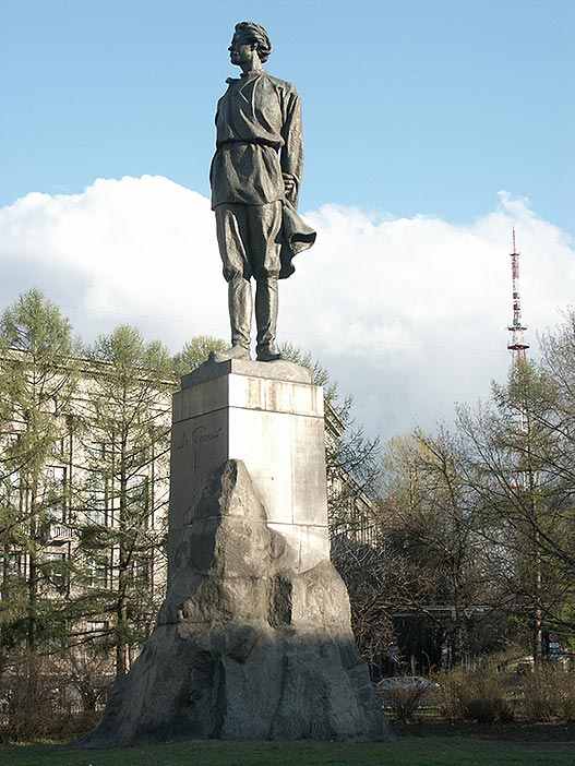 Значимые памятники. Памятник Горькому в Нижнем Новгороде. Памятник Максиму Горькому Нижний Новгород. Памятник Горькому в Нижнем Новгороде на площади Горького. Памятники Максиму Горькому в Нижнем.